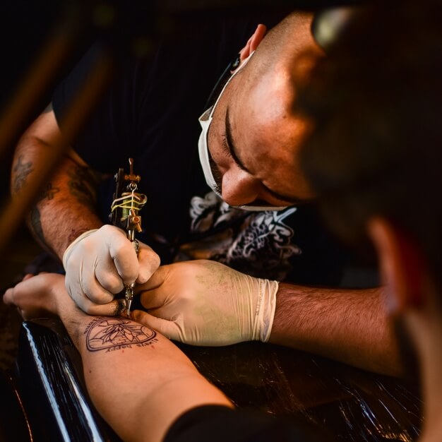 Fidelização de clientes em estúdios de tatuagem com SMS